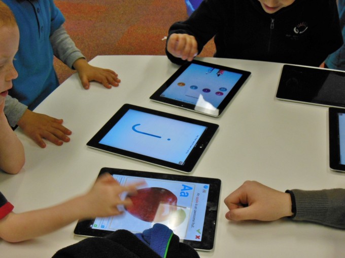 Learning with ipads, Michael Coghlan CC BY-SA 2.0 https://www.flickr.com/photos/mikecogh/7691519996 