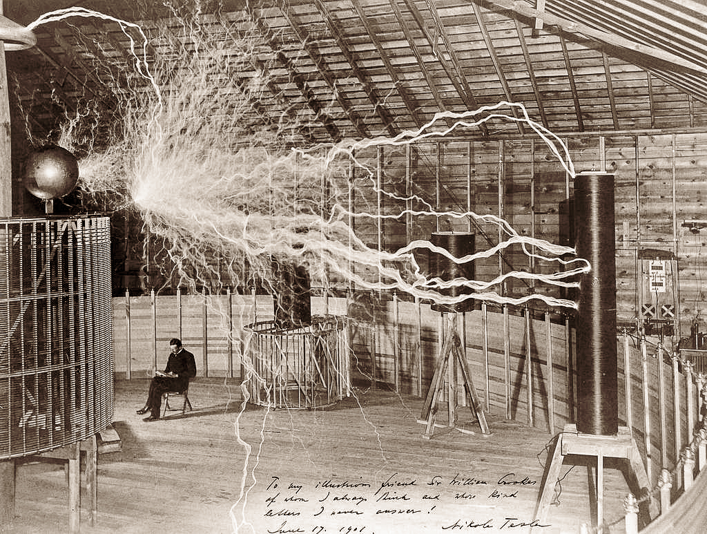 Nikola Tesla w laboratorium w Colorado Springs, ok. 1899 r.