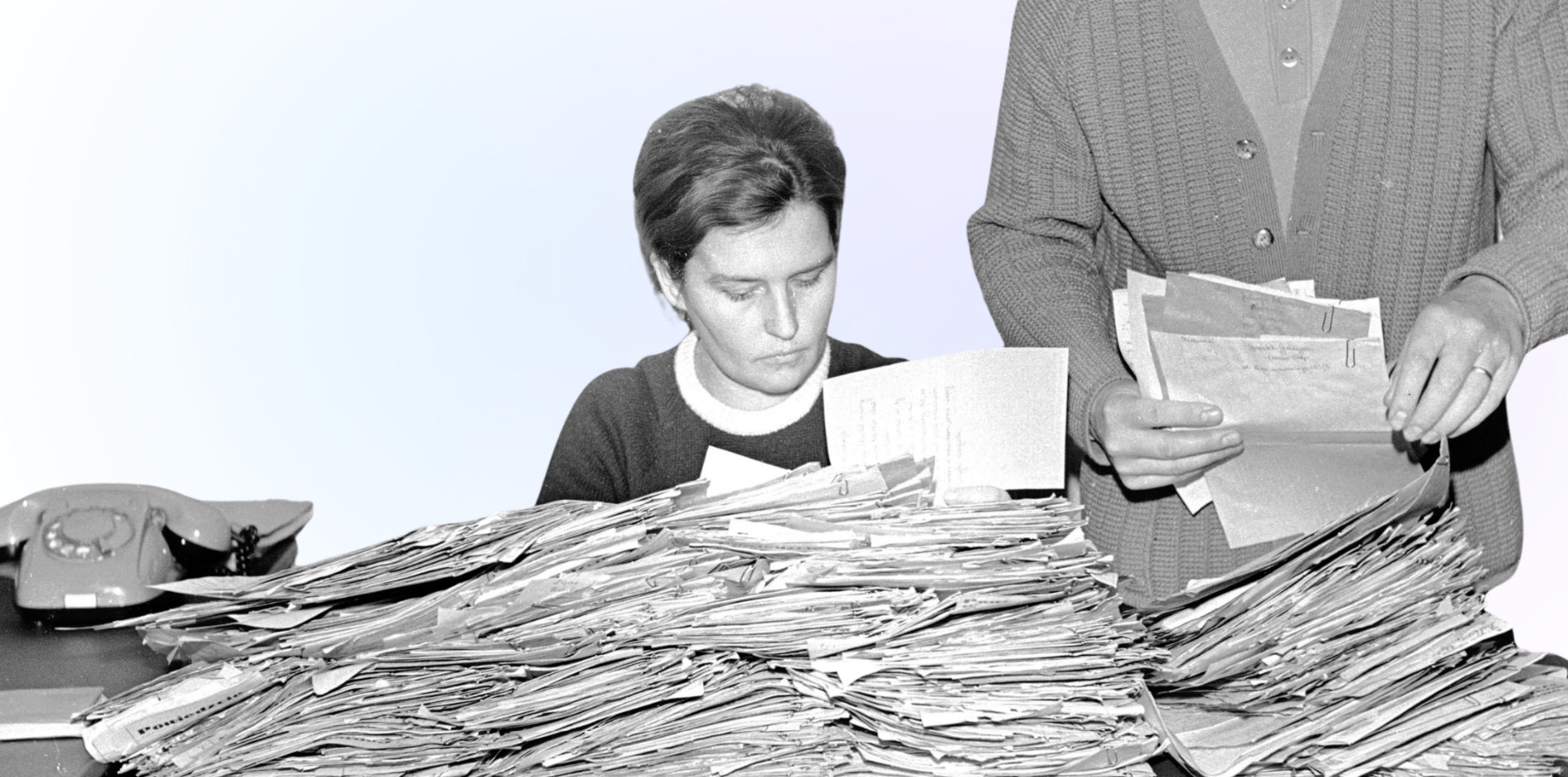 Selekcjonowanie listów od czytelników w redakcji „Dziennika Ludowego”, fot. Grażyna Rutowska, 1973, kolekcja Narodowego Archiwum Cyfrowego